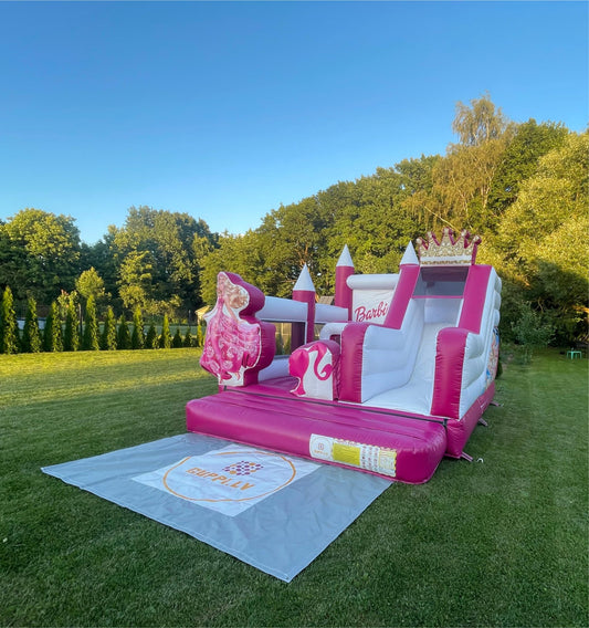 Piepūšamā atrakcija Barbija. Atrakciju noma bērnu ballītēm Rīgā, Mārupē un Pierīgā. Droša un tīra.