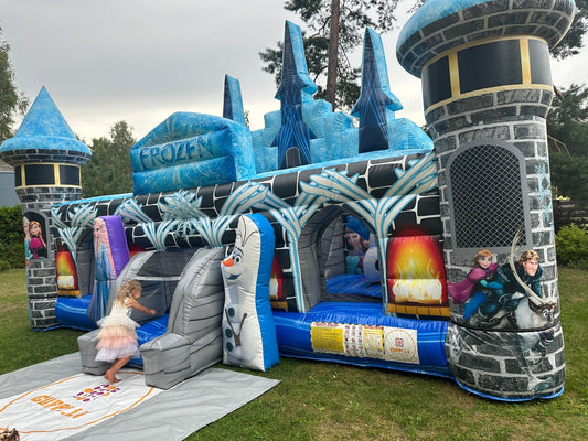 Piepūšamā atrakcija Frozen Pils. Atrakciju noma bērnu ballītēm Rīgā, Mārupē un Pierīgā. Droša un tīra.