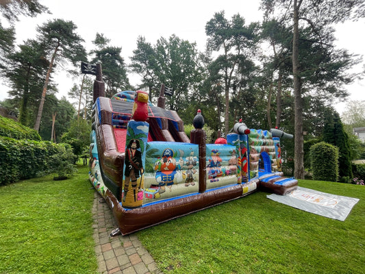 Piepūšamā atrakcija Mega Pirāti. Atrakciju noma bērnu ballītēm Rīgā, Mārupē un Pierīgā. Droša un tīra.