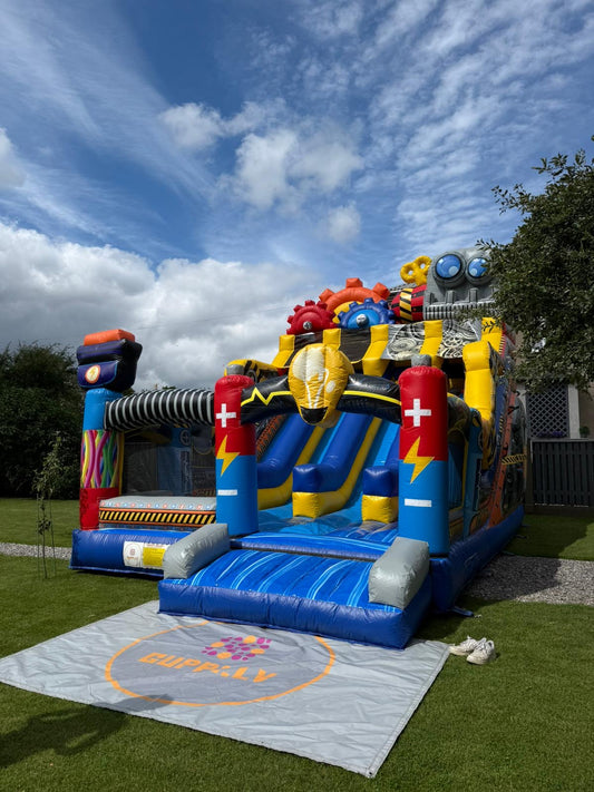 Piepūšamā atrakcija Roboti. Atrakciju noma bērnu ballītēm Rīgā, Mārupē un Pierīgā. Droša un tīra.