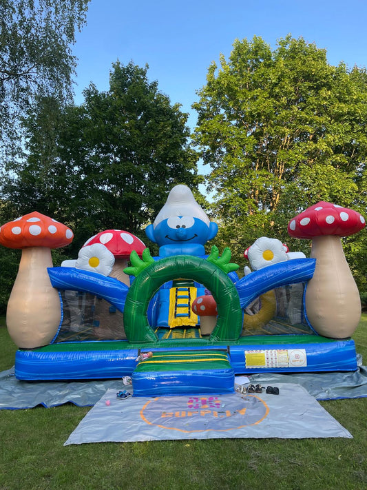 Piepūšamā atrakcija Smurfu ciems. Atrakciju noma bērnu ballītēm Rīgā, Mārupē un Pierīgā. Droša un tīra.