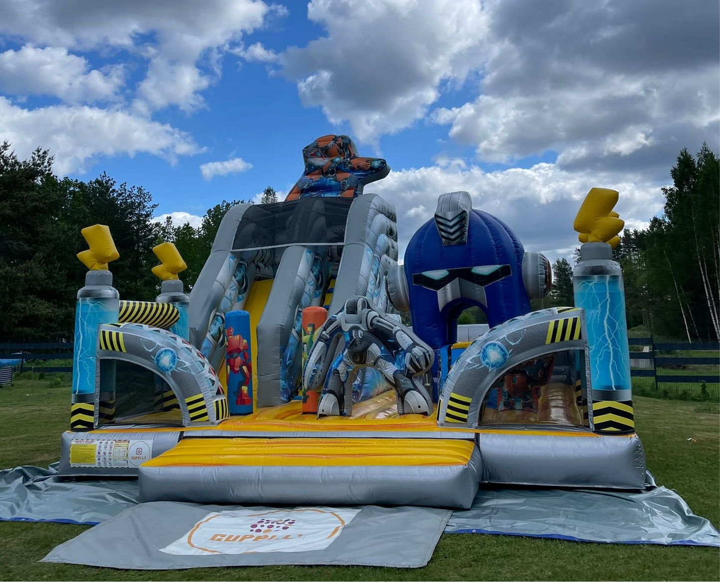 Piepūšamā atrakcija Transformeri. Atrakciju noma bērnu ballītēm Rīgā, Mārupē un Pierīgā. Droša un tīra.