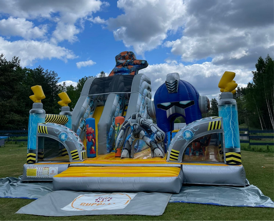 Piepūšamā atrakcija Transformeri. Atrakciju noma bērnu ballītēm Rīgā, Mārupē un Pierīgā. Droša un tīra.