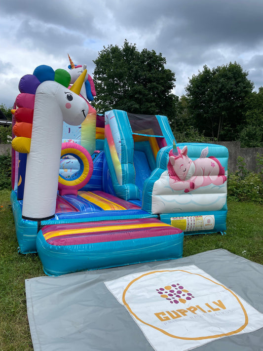 Piepūšamā atrakcija Vienradzitis. Atrakciju noma bērnu ballītēm Rīgā, Mārupē un Pierīgā. Droša un tīra.